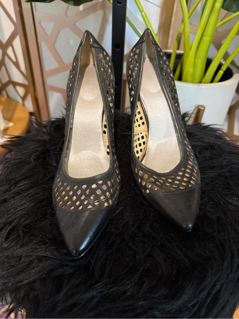 Michael Kors Black Leather Laser Cut Pointed Toe Pumps Heels Size 8.5M